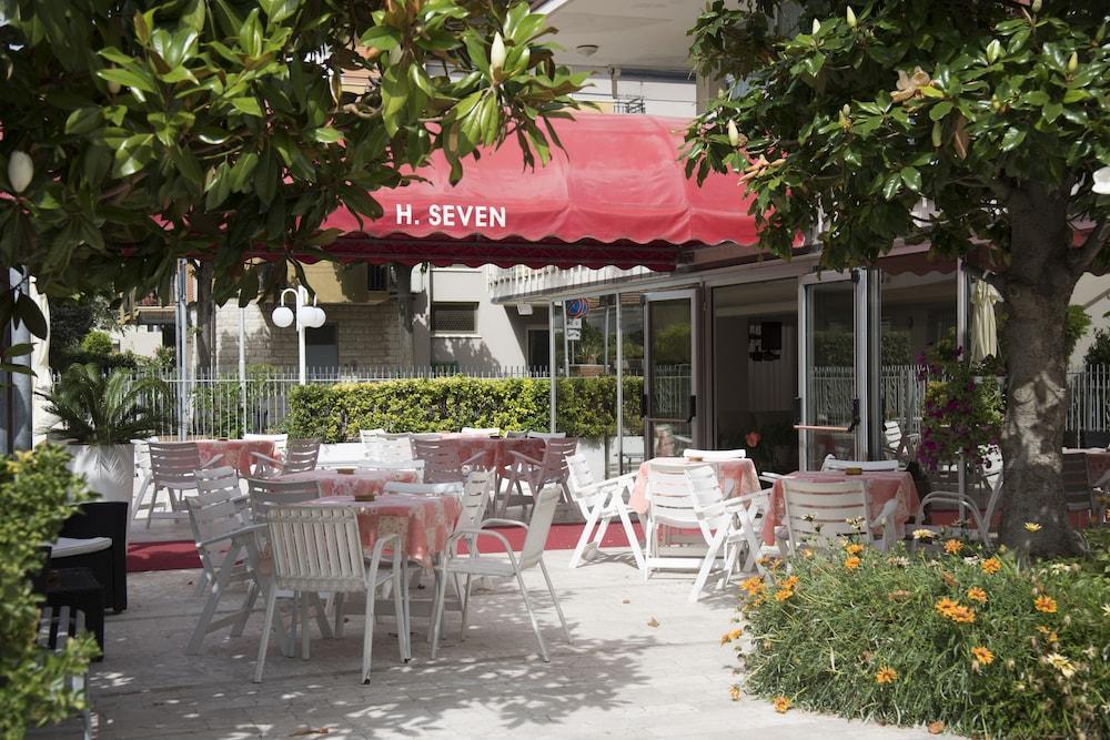 Hotel Seven Rimini Bagian luar foto
