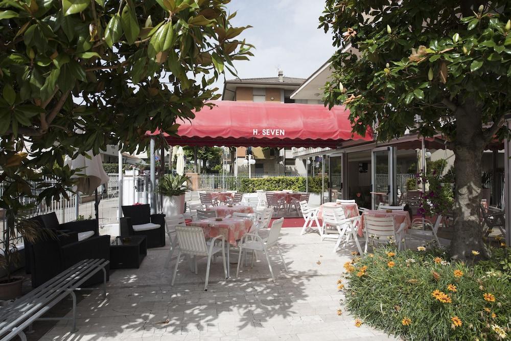 Hotel Seven Rimini Bagian luar foto