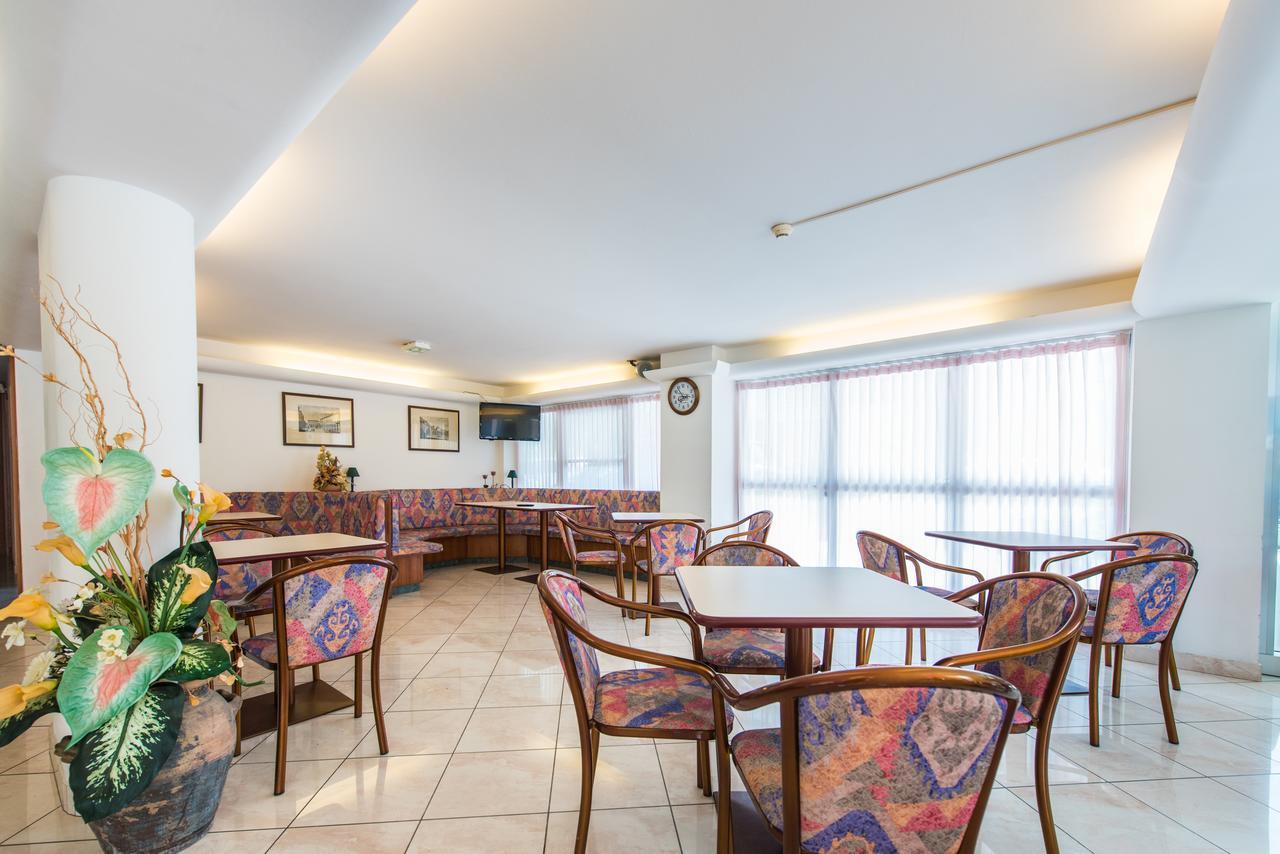 Hotel Seven Rimini Bagian luar foto