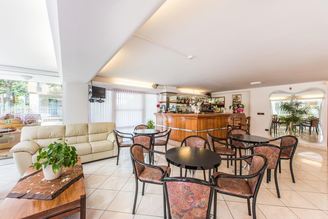 Hotel Seven Rimini Bagian luar foto