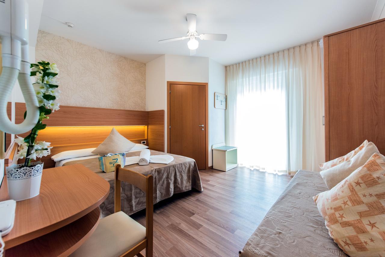 Hotel Seven Rimini Bagian luar foto