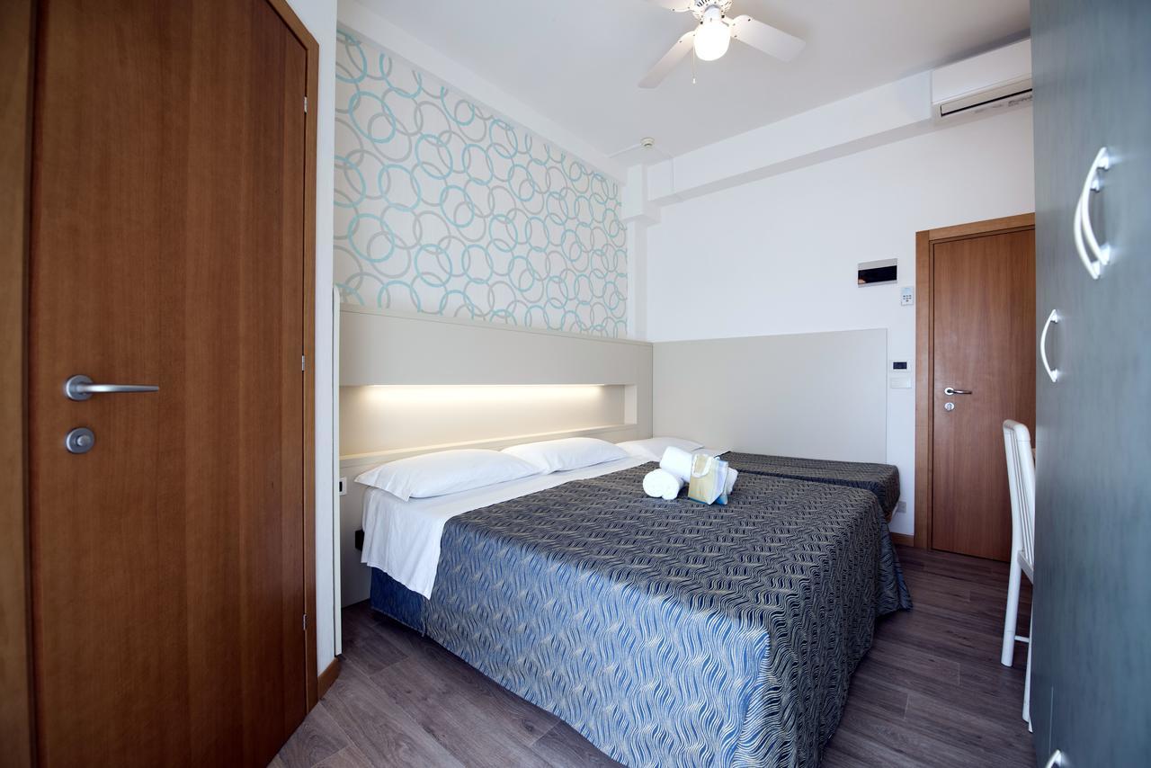 Hotel Seven Rimini Bagian luar foto